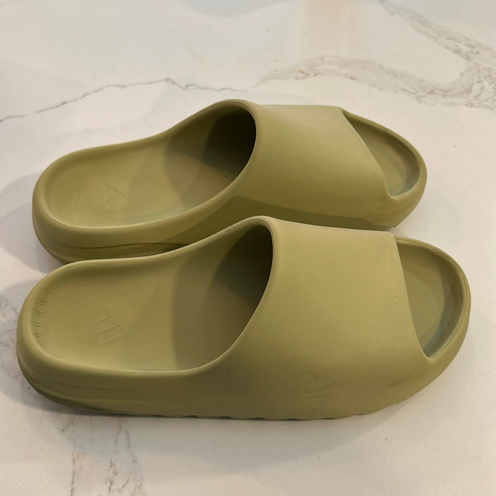 Adidas Men’s Yeezy Slides in resin